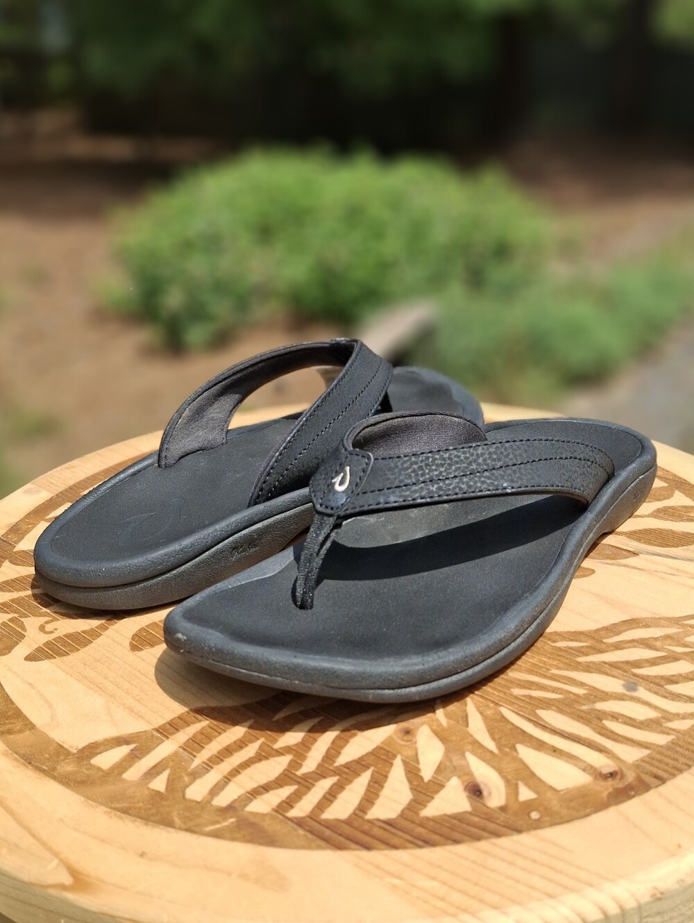 OluKai 'Ohana Women's Black Leather Flip Flop Sandals Size 8